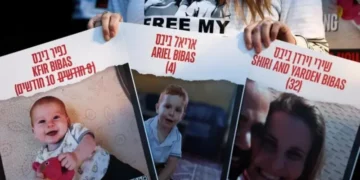 La historia de la familia Bibas, los israelíes con raíces argentinas y peruanas cuyos cuerpos entregó Hamás