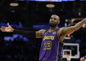 LeBron emula a Jordan en triunfo ante Warriors y Edwards llega a 1.000 triples