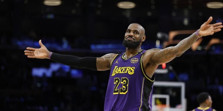 LeBron emula a Jordan en triunfo ante Warriors y Edwards llega a 1.000 triples