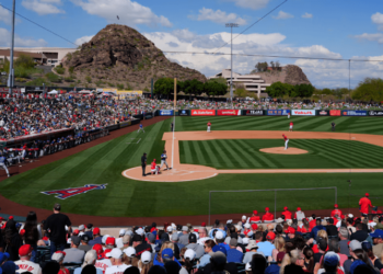 En los campos de entrenamiento, MLB probará sistema automatizado para retar bolas y strikes