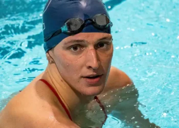 Deporte universitario de EE.UU. se cierra a atletas trans