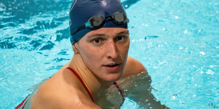 Deporte universitario de EE.UU. se cierra a atletas trans