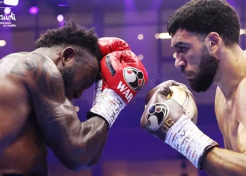 Empate polémico entre Carlos Adames y Hanzah Sheeraz