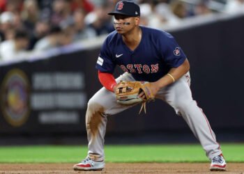 Rafael Devers insiste en que es el tercera base de los Medias Rojas a pesar de la llegada de Bregman