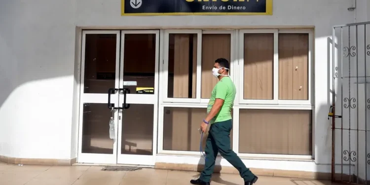 Cuba critica la «vuelta de tuerca» de EE.UU. que llevó a suspender las remesas a la isla