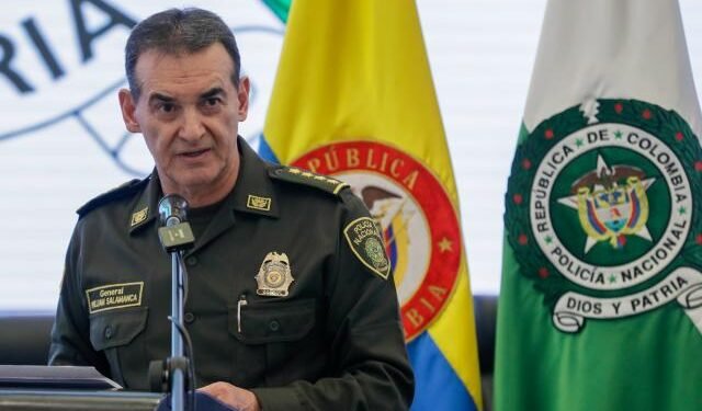 El director de la Policía colombiana dimite en medio de la crisis del Gobierno de Petro