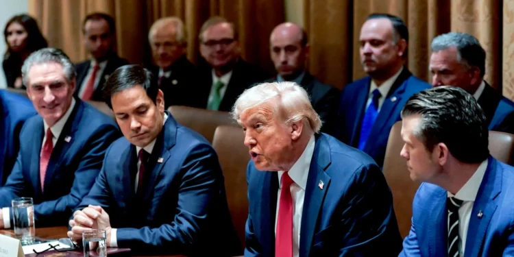 Trump dice que la UE se formó para «joder» a EEUU y planea que los aranceles ronden el 25%