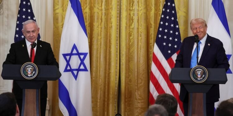 Trump dice que EU tomará el control de Gaza y liderará su reconstrucción