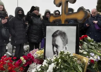 La madre de Navalni recuerda junto a cientos de personas al opositor ruso en el primer aniversario de su muerte