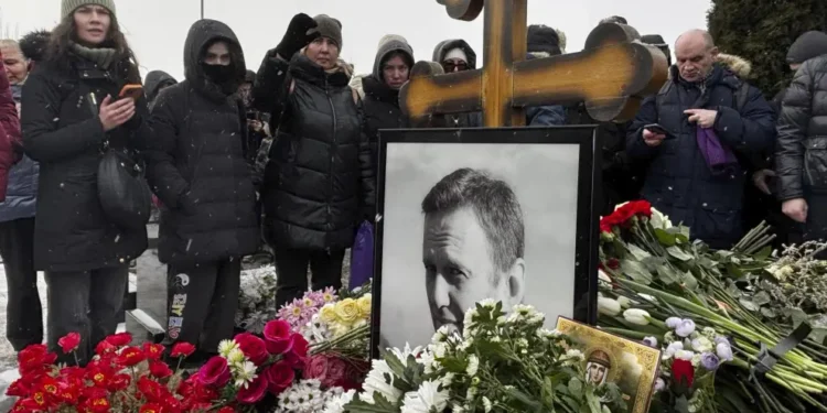 La madre de Navalni recuerda junto a cientos de personas al opositor ruso en el primer aniversario de su muerte