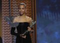 Zoe Saldaña gana el SAG en una noche donde ‘Conclave’ y Timothée Chalamet sorprendieron