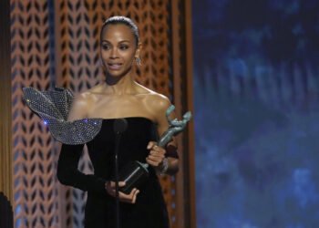 Zoe Saldaña gana el SAG en una noche donde ‘Conclave’ y Timothée Chalamet sorprendieron