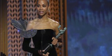 Zoe Saldaña gana el SAG en una noche donde ‘Conclave’ y Timothée Chalamet sorprendieron