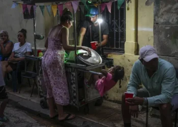 Cuba suspende dos días la actividad laboral y docente «no imprescindible» por la crisis energética