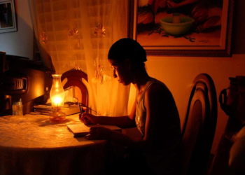 Prolongados apagones diarios continúan afectando a varios sectores del país