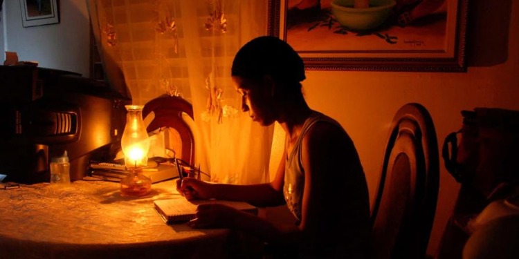 Prolongados apagones diarios continúan afectando a varios sectores del país