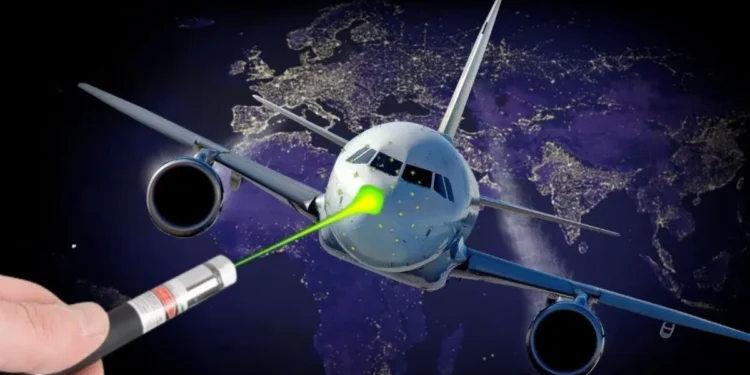 Aviación Civil denuncia uso de láser contra aviones en aeropuertos dominicanos