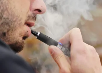 Nueva York demanda a 13 distribuidoras de cigarros electrónicos por epidemia de vapeo