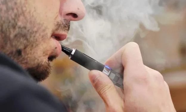 Nueva York demanda a 13 distribuidoras de cigarros electrónicos por epidemia de vapeo