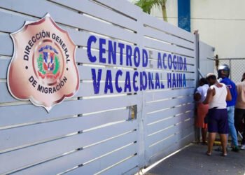 Cientos de deportados desde EE.UU. son llevados son llevados al Centro Vacacional Haina