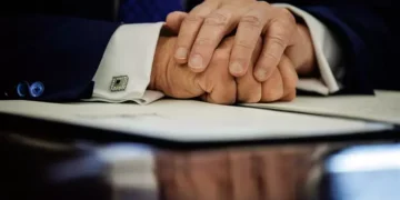 Trump declara que «quien salva a su país no viola ley alguna» en medio de un conflicto abierto con el poder judicial