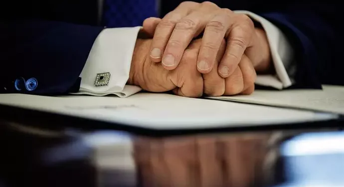 Trump declara que «quien salva a su país no viola ley alguna» en medio de un conflicto abierto con el poder judicial