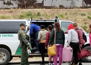 Gobierno de Trump exige a indocumentados registrarse en base de datos e irse del país voluntariamente