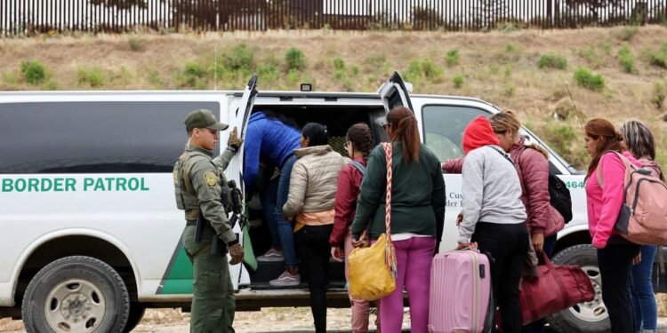 Gobierno de Trump exige a indocumentados registrarse en base de datos e irse del país voluntariamente