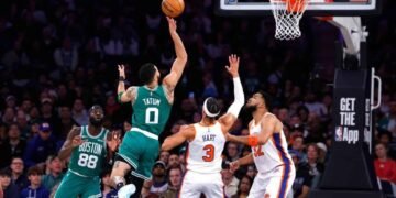 Celtics vencen cómodamente a los Knicks en duelo de dominicanos