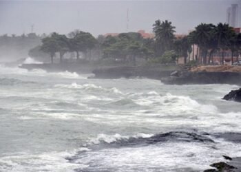 Advierten por oleaje peligroso en costas dominicanas; se prevé continúen las lluvias y las temperaturas agradables.