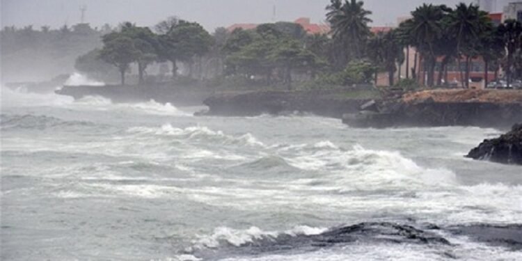 Advierten por oleaje peligroso en costas dominicanas; se prevé continúen las lluvias y las temperaturas agradables.