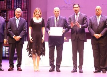 Efraim Castillo recibe Premio Nacional de Literatura
