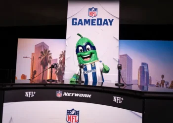 SuperPepino, mascota del Leganés, en Nueva Orleans para dar visibilidad al club en la previa de la Super Bowl