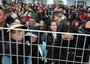 Miles de personas siguen huyendo de la isla de Santorini mientras los sismos se suceden