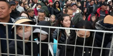 Miles de personas siguen huyendo de la isla de Santorini mientras los sismos se suceden