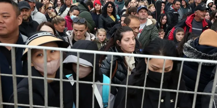 Miles de personas siguen huyendo de la isla de Santorini mientras los sismos se suceden