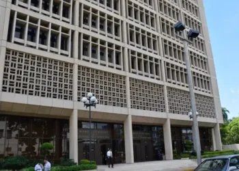 Economistas sugieren que el Banco Central debe inyectar dólares