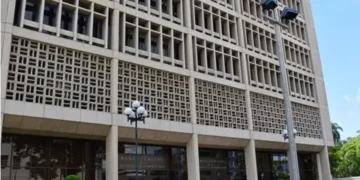 Economistas sugieren que el Banco Central debe inyectar dólares