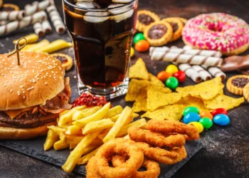 Comer alimentos ultraprocesados podría generar trastornos hormonales, afirma endocrinóloga