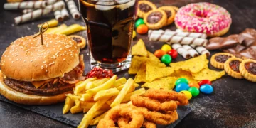 Comer alimentos ultraprocesados podría generar trastornos hormonales, afirma endocrinóloga