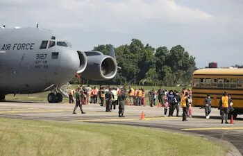 EE.UU. deja de usar aviones militares para deportar migrantes 
