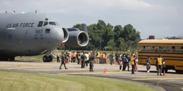 EE.UU. deja de usar aviones militares para deportar migrantes 