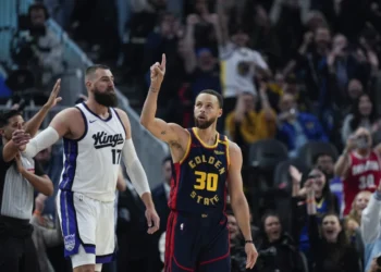 Curry se convierte en el primer jugador en la historia de la NBA en anotar 4.000 triples