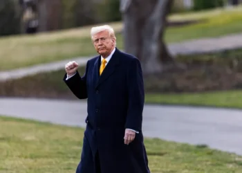 Trump prevé un «periodo de transición» económica en EE.UU. e insiste en los aranceles