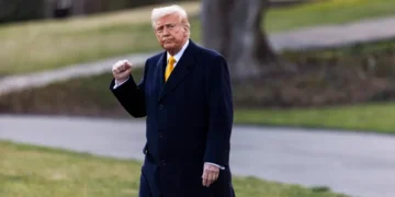 Trump prevé un «periodo de transición» económica en EE.UU. e insiste en los aranceles