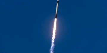 La sonda Dragon, que rescatará a astronautas varados, se acopla a la EEI