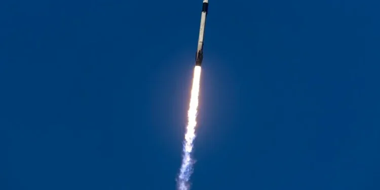 La sonda Dragon, que rescatará a astronautas varados, se acopla a la EEI