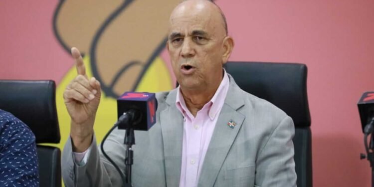 Luis de León, dirigente del PLD: «La oposición se une o le da el triunfo al Gobierno»