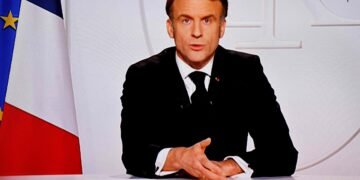 Macron pide rearmarse por si «EEUU no sigue al lado de Europa» y convoca a los jefes de los Ejércitos europeos a una cumbre en París