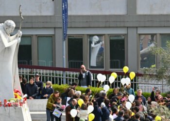 El papa reconoce enfrentar «un momento de prueba» desde el hospital